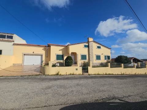 Moradia T3+2 garagem, sótão espaço exterior Lourinhã