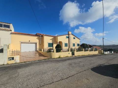 Moradia T3+2 garagem, sótão espaço exterior Lourinhã