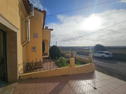 Moradia T3+2 garagem, sótão espaço exterior Lourinhã