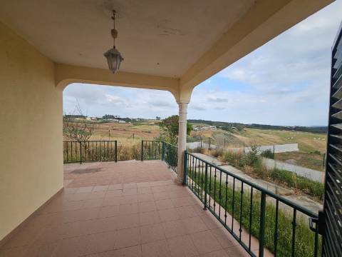 Moradia T3+2 garagem, sótão espaço exterior Lourinhã