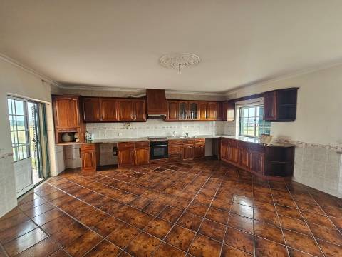 Moradia T3+2 garagem, sótão espaço exterior Lourinhã