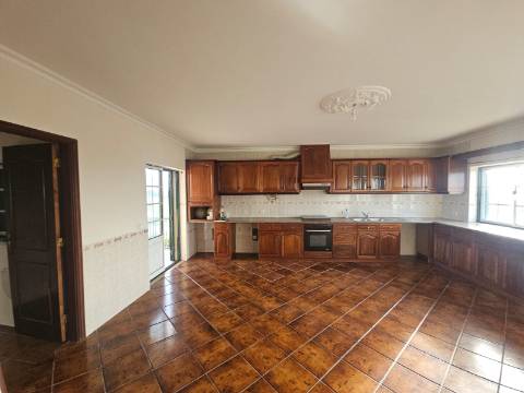 Moradia T3+2 garagem, sótão espaço exterior Lourinhã