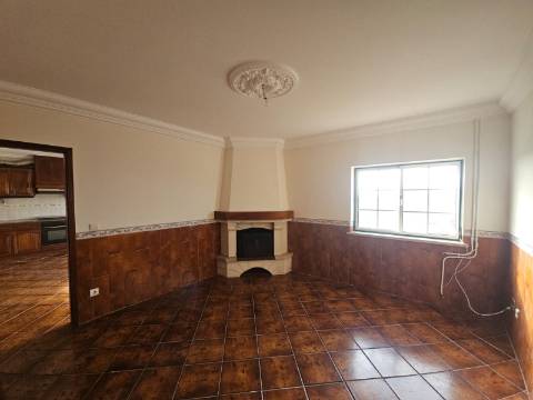 Moradia T3+2 garagem, sótão espaço exterior Lourinhã