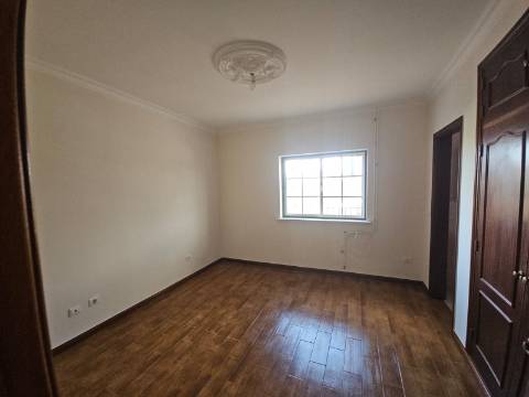 Moradia T3+2 garagem, sótão espaço exterior Lourinhã