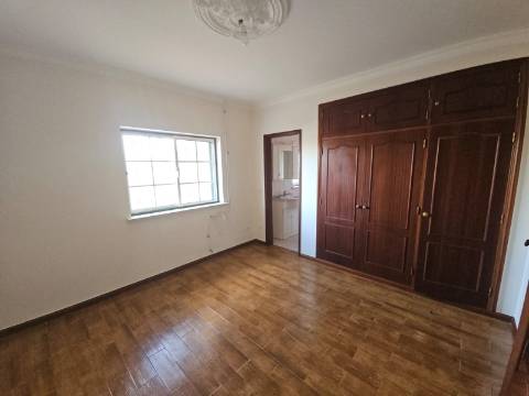 Moradia T3+2 garagem, sótão espaço exterior Lourinhã
