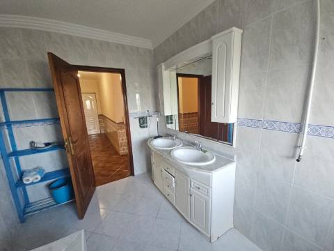 Moradia T3+2 garagem, sótão espaço exterior Lourinhã