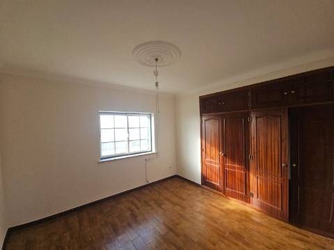 Moradia T3+2 garagem, sótão espaço exterior Lourinhã