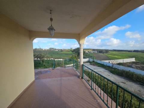 Moradia T3+2 garagem, sótão espaço exterior Lourinhã