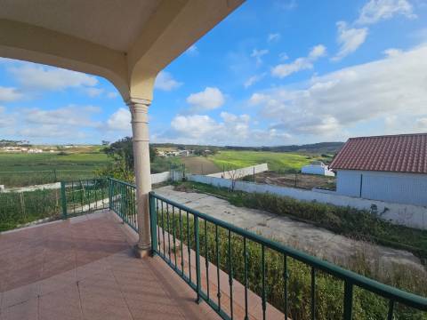 Moradia T3+2 garagem, sótão espaço exterior Lourinhã