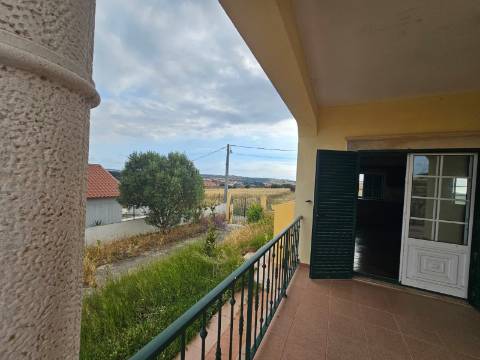 Moradia T3+2 garagem, sótão espaço exterior Lourinhã