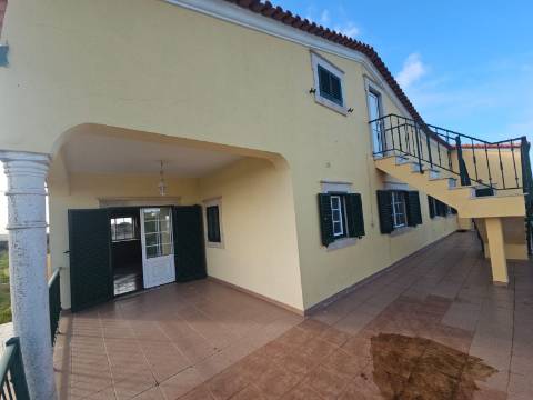 Moradia T3+2 garagem, sótão espaço exterior Lourinhã