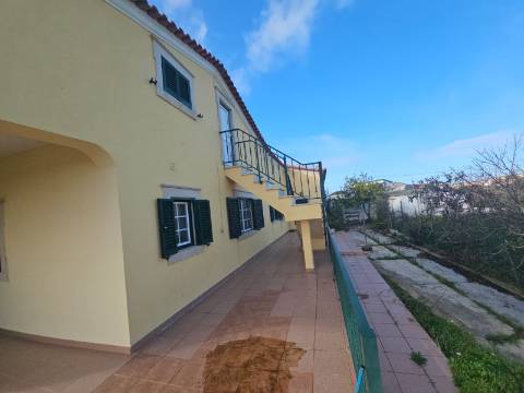 Moradia T3+2 garagem, sótão espaço exterior Lourinhã