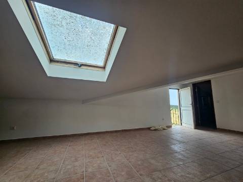 Moradia T3+2 garagem, sótão espaço exterior Lourinhã