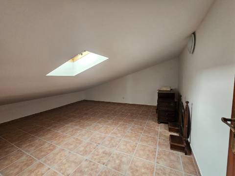 Moradia T3+2 garagem, sótão espaço exterior Lourinhã