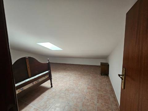 Moradia T3+2 garagem, sótão espaço exterior Lourinhã