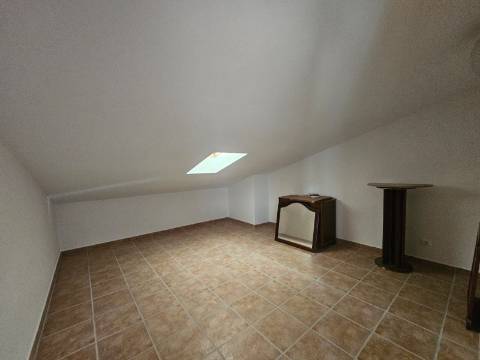 Moradia T3+2 garagem, sótão espaço exterior Lourinhã