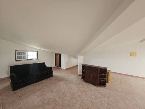Moradia T3+2 garagem, sótão espaço exterior Lourinhã