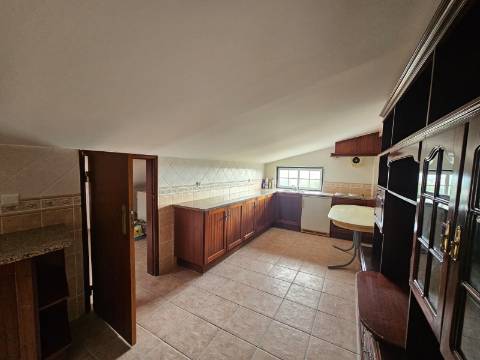 Moradia T3+2 garagem, sótão espaço exterior Lourinhã