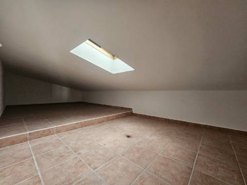 Moradia T3+2 garagem, sótão espaço exterior Lourinhã