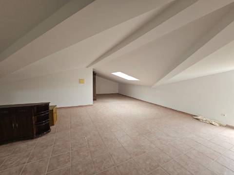Moradia T3+2 garagem, sótão espaço exterior Lourinhã