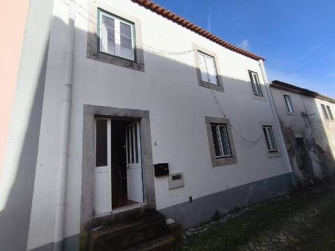 Moradia com Pavilhão e Potencial de Construção até 3 Andares