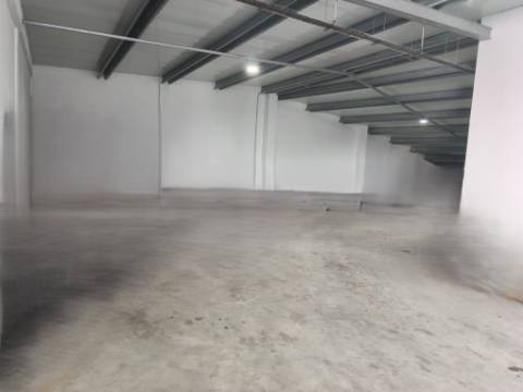 Moradia com Pavilhão e Potencial de Construção até 3 Andares