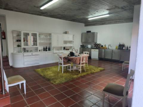 Moradia com Pavilhão e Potencial de Construção até 3 Andares