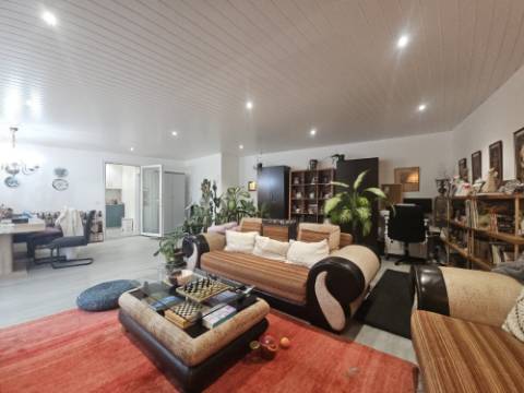 Apartamento T3 remodelado Centro Cadaval
