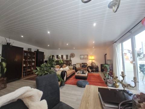 Apartamento T3 remodelado Centro Cadaval