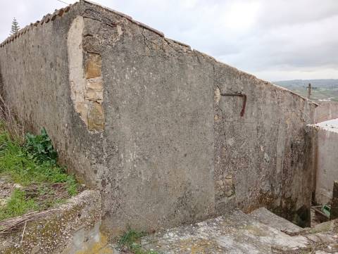Casa antiga com quintal