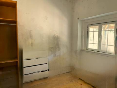 Moradia com Logradouro e Garagem em Zona Privilegiada de Loures