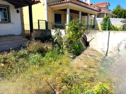Moradia com Logradouro e Garagem em Zona Privilegiada de Loures