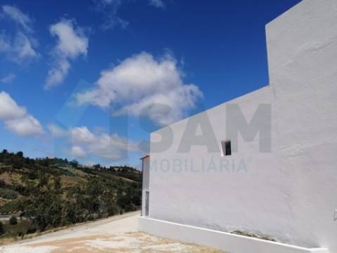 Propriedade ampla com casa para renovar 44.000 m2 Torres Vedras