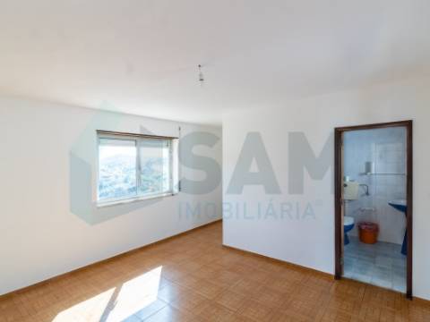 Propriedade ampla com casa para renovar 44.000 m2 Torres Vedras