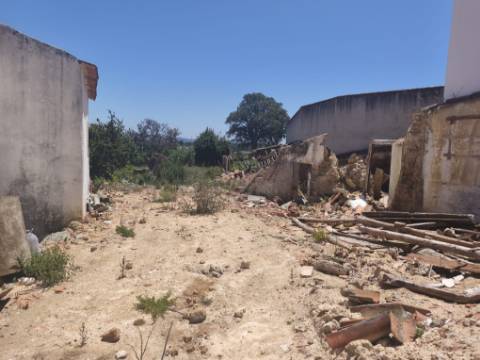 Terreno com 547 m² e Ruína para Restauro no Centro de Campelos