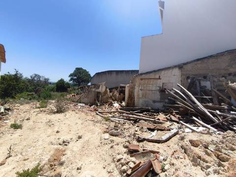 Terreno com 547 m² e Ruína para Restauro no Centro de Campelos