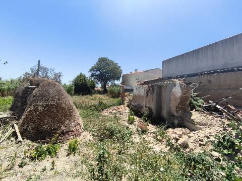 Terreno com 547 m² e Ruína para Restauro no Centro de Campelos