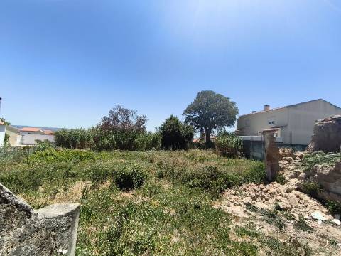Terreno com 547 m² e Ruína para Restauro no Centro de Campelos