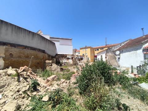 Terreno com 547 m² e Ruína para Restauro no Centro de Campelos