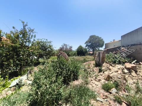 Terreno com 547 m² e Ruína para Restauro no Centro de Campelos