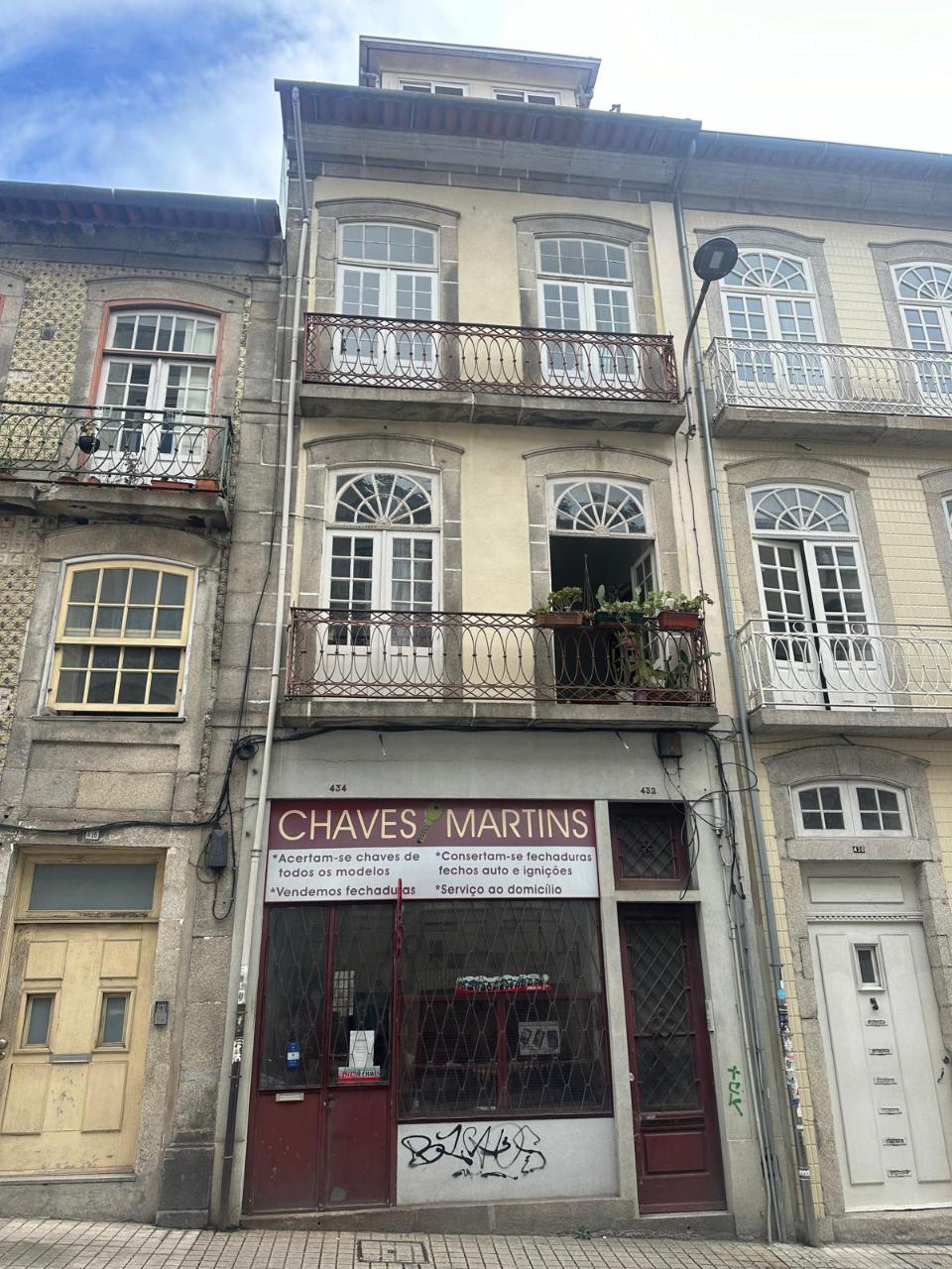 Prédio Completo Semi-Renovado | À Avenida dos Aliados, Porto