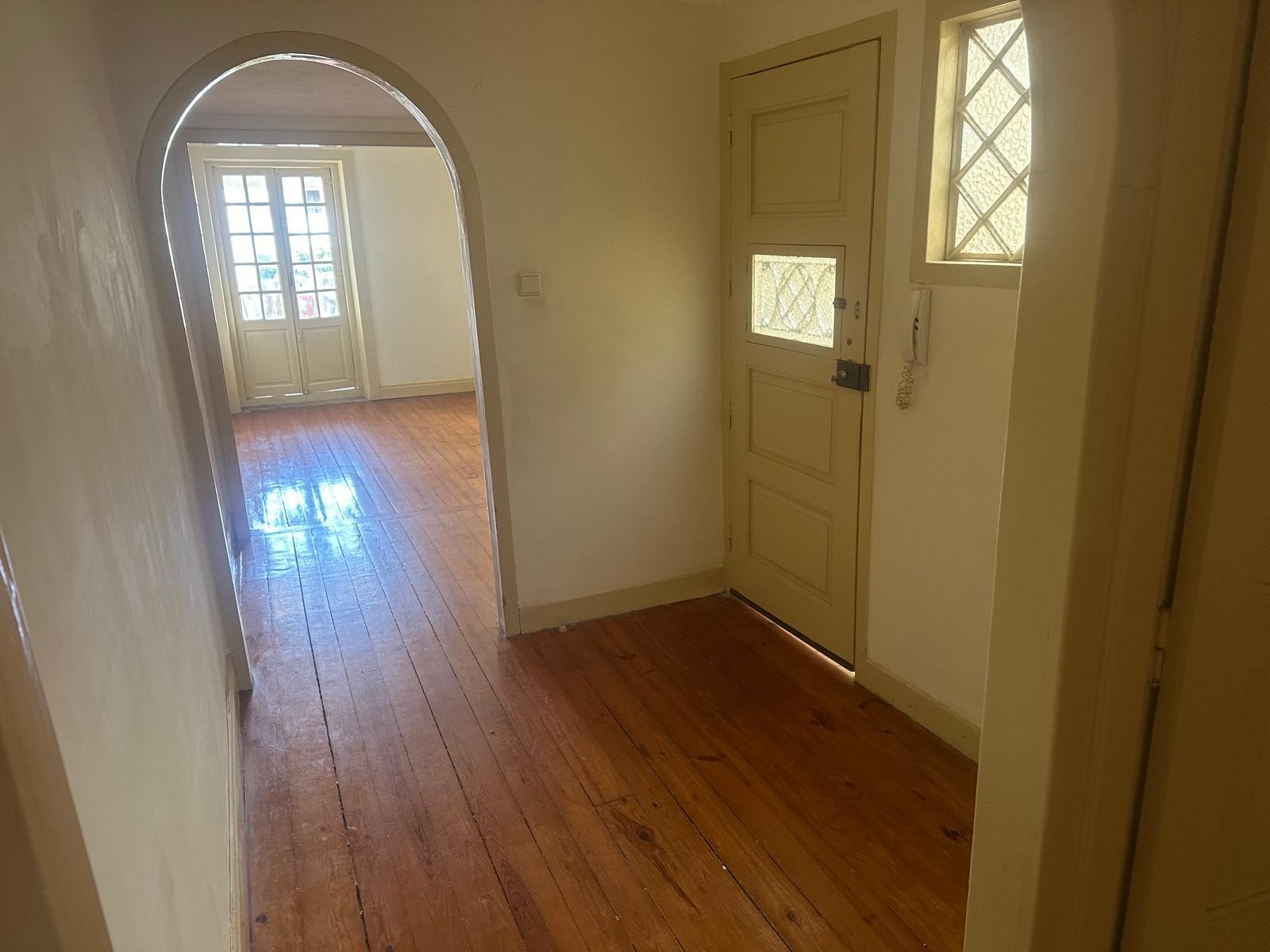 Prédio Completo Semi-Renovado | À Avenida dos Aliados, Porto