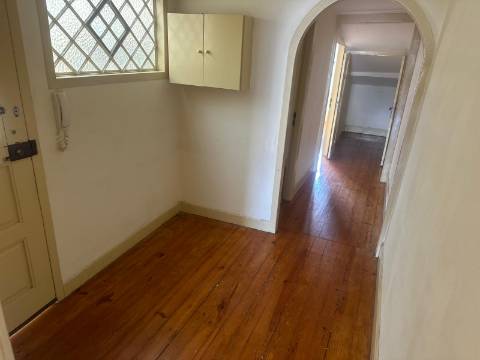 Prédio Completo Semi-Renovado | À Avenida dos Aliados, Porto