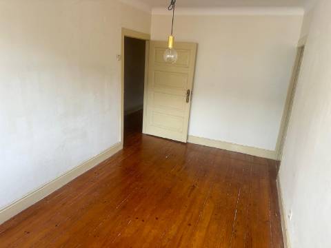 Prédio Completo Semi-Renovado | À Avenida dos Aliados, Porto