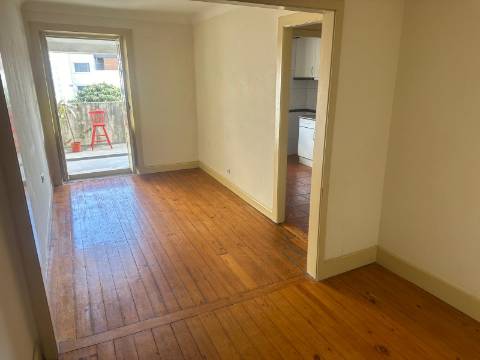 Prédio Completo Semi-Renovado | À Avenida dos Aliados, Porto