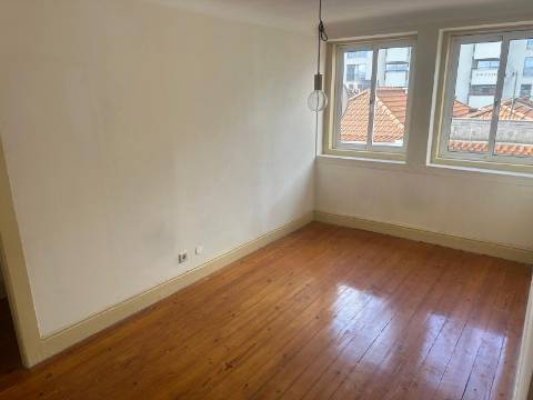 Prédio Completo Semi-Renovado | À Avenida dos Aliados, Porto