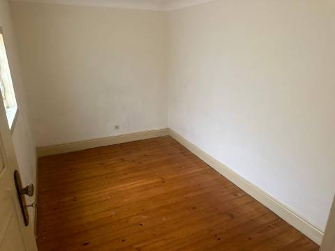 Prédio Completo Semi-Renovado | À Avenida dos Aliados, Porto
