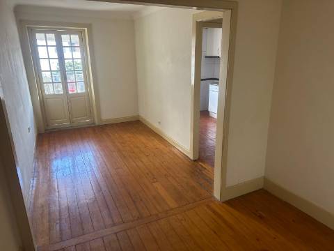 Prédio Completo Semi-Renovado | À Avenida dos Aliados, Porto