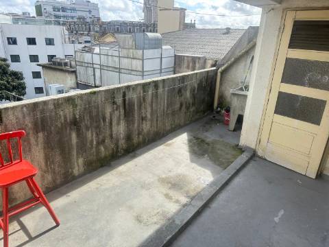 Prédio Completo Semi-Renovado | À Avenida dos Aliados, Porto