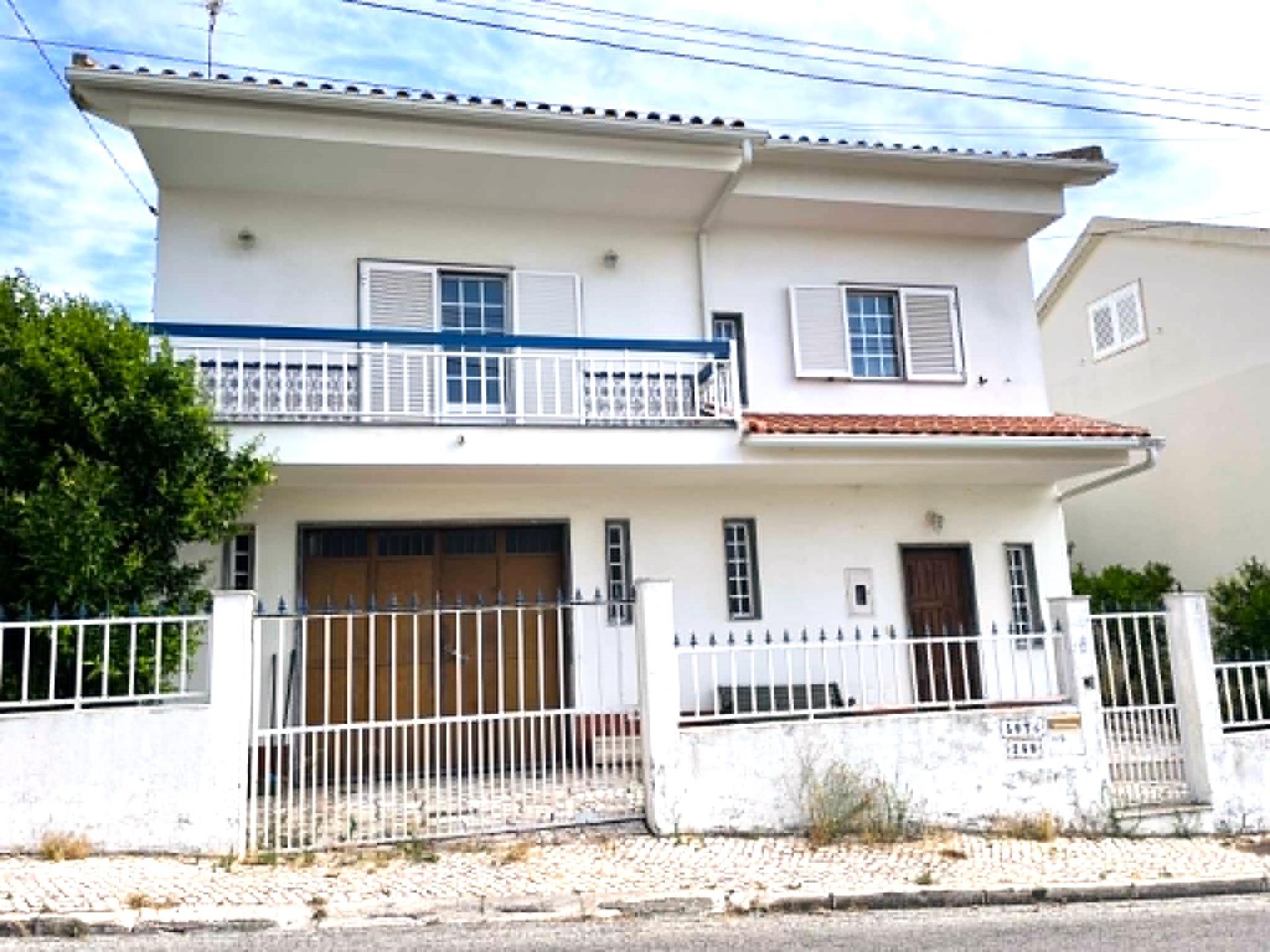 Moradia T3 + T1 com Garagem, Logradouro e Sótão Habitável às portas de Lisboa